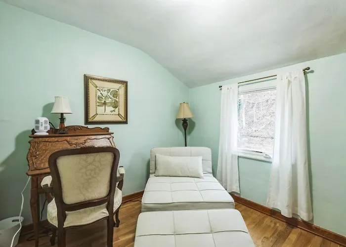Spacious Family With Parking And Backyard