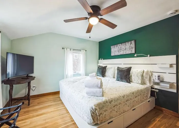 Spacious Family With Parking And Backyard Holiday home Pittsburgh
