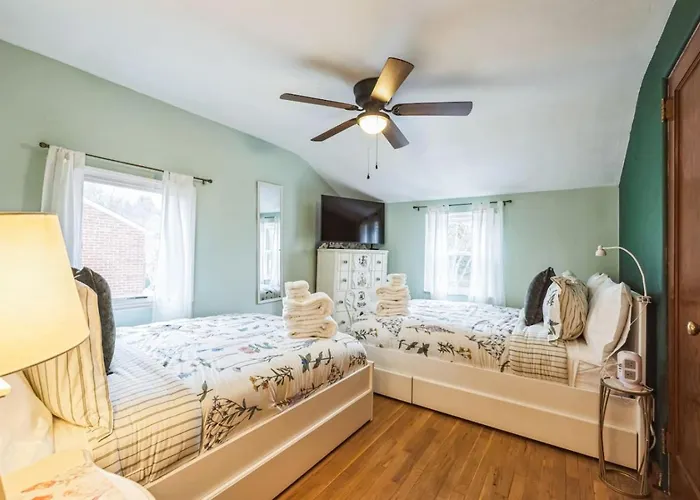 Holiday home Spacious Family With Parking And Backyard Pittsburgh